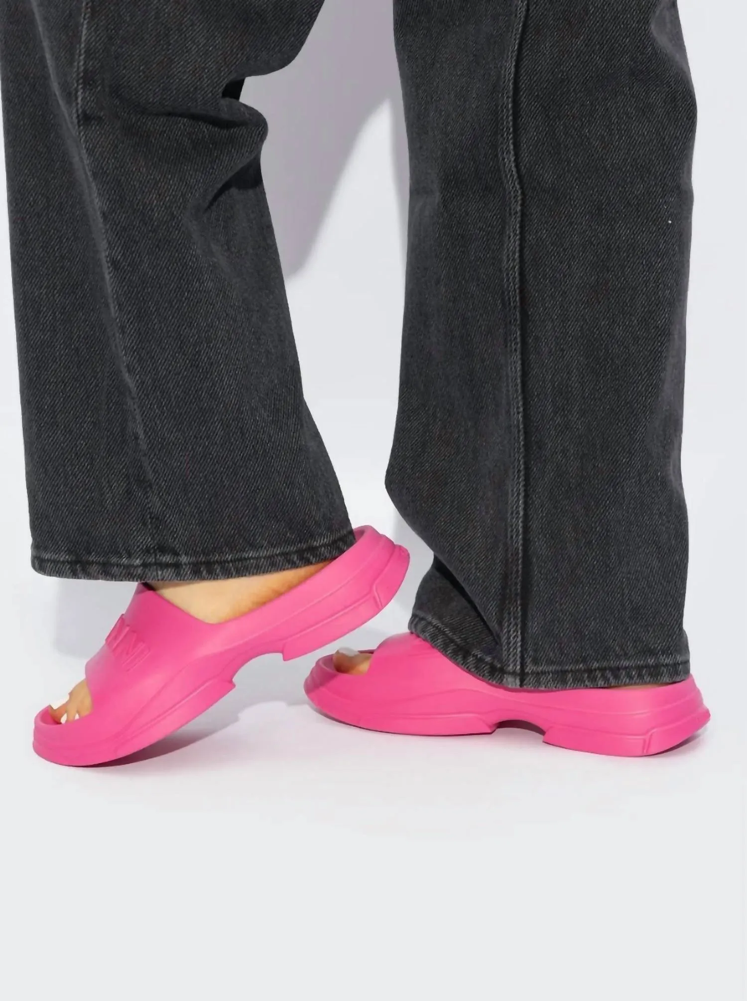 Women's Pool Slide Sandals In Shocking Pink